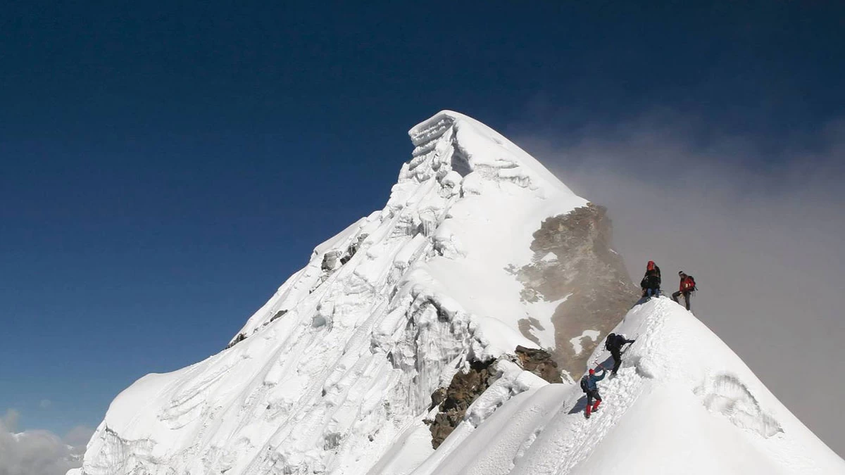 Lobuche East Peak Climbing 20 Days